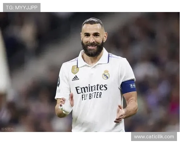 从支点到核心：本泽马在皇马战术体系中的角色演变