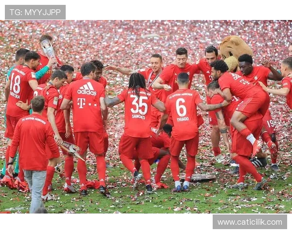 拜仁防线问题持续暴露,防守稳定性对赛季走势形成制约 拜仁防线问题持续暴露,防守稳定性对赛季走势形成制约