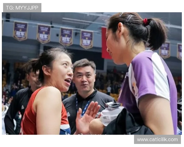 丁霞家的冰箱里塞满了蛋白粉，连饮料都得排队放