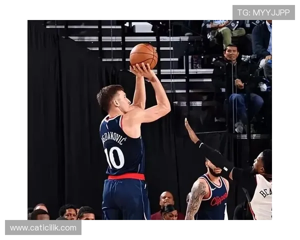 西蒙斯持球挡拆拉开空间 比上季更常为队友造高效得分